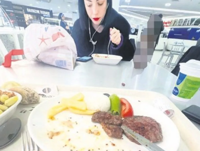 Merve Boluğur elinde alkol şişesiyle hiç tanımadığı adamın masasına oturdu! Gündem olan fotoğraf - Resim : 1