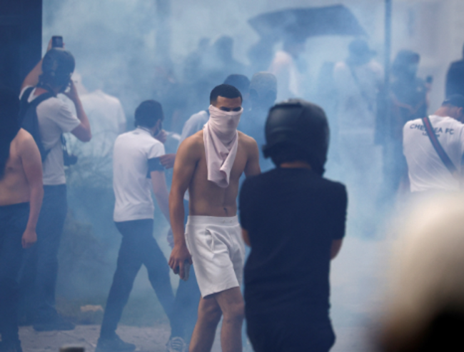 Fransa'daki protestolarda bir kişi hayatını kaybetti, gözaltı sayısı bine çıktı - Resim : 1