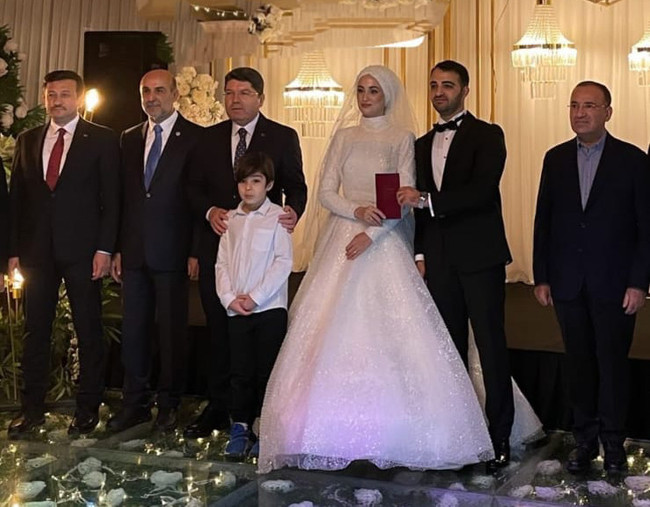 Eski milletvekili Ziver Özdemir’in kızı dünyaevine girdi! Görkemli düğüne siyasetçi akını… - Resim : 2