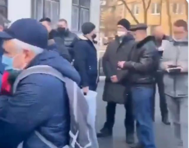 Savaşa giden Ukraynalı babanın, küçük kızına attığı son bakış yürekleri dağladı - Resim : 1