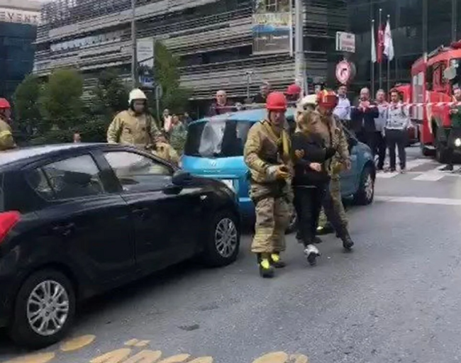 İnanılmaz olay… Şişli'de kaldırım çöktü! Bir kadın içine düştü - Resim : 1