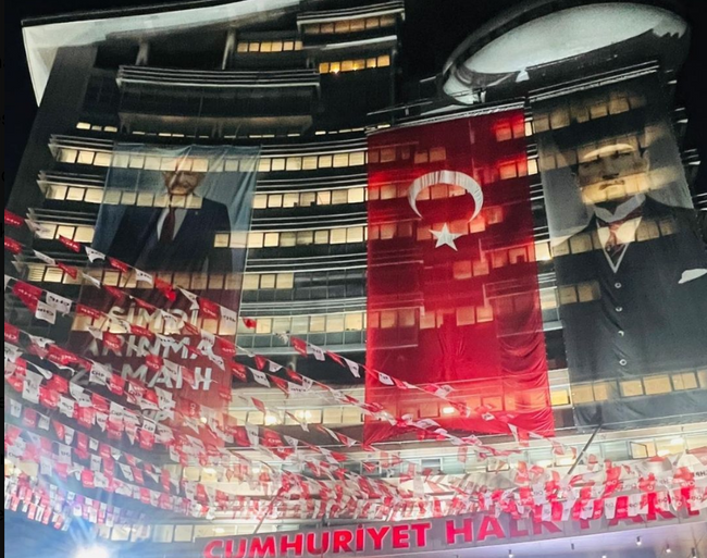 CHP Genel Merkezi’ne Kılıçdaroğlu’nun afişi asıldı! Yazan slogan dikkat çekti… - Resim : 1