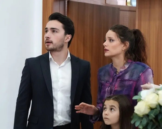 Dizi aşkı gerçek oldu, Güzel Günler'in iki yıldızı el ele yakalandı! - Resim : 1