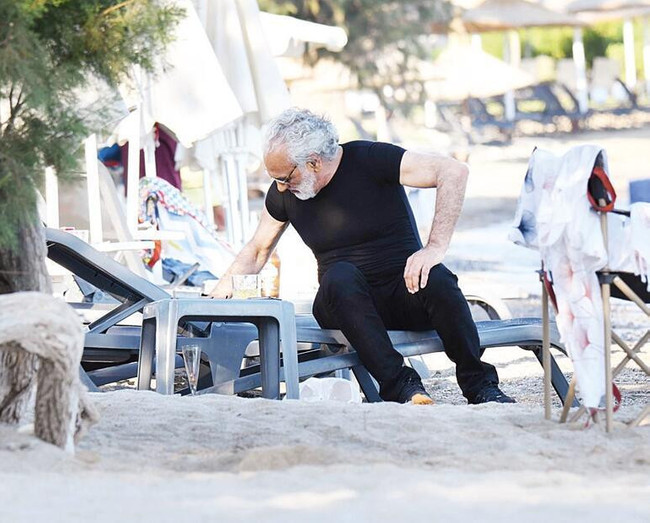 Çırılçıplak görüntülenen Sinan Çetin’den olay hareket! Bu sefer kıyafetleriyle güneşlendi - Resim : 3