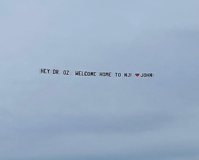 Rakibi siyasete atılan Dr. Öz ile alay etti: Dev villasından görebiliyor mu? - Resim : 1