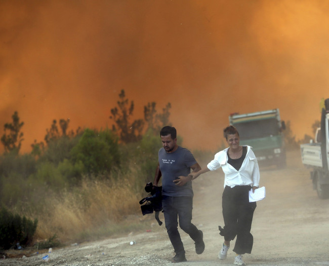 Canlarını hiçe sayıyorlar... Selde de onlar var yangında da! - Resim : 1