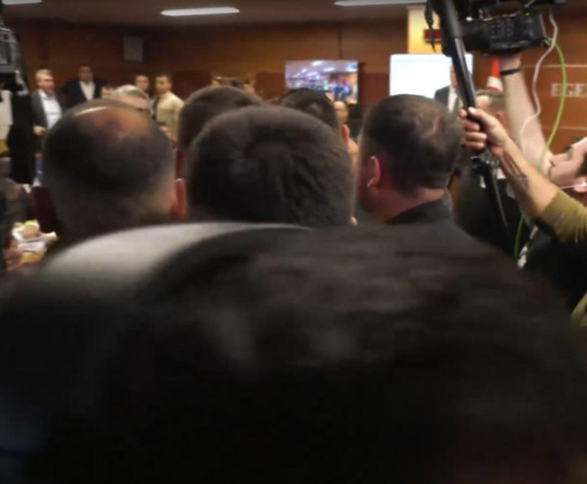 Bayrampaşa Belediyesi Başkanvekili seçiminde tansiyon yükseldi! AKP ve CHP'liler arasında gerginlik - Resim : 2