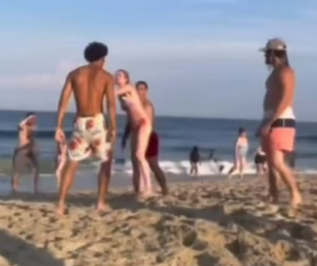 Plajda sevgililerden skandal hareket! Vatandaş uyardı kavga çıktı - Resim : 1