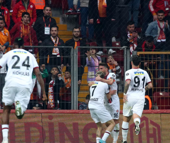 Galatasaray Karagümrük ile 3-3 berabere kaldı, şampiyonluk yarışında darbe aldı - Resim : 1