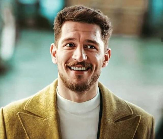 Uraz Kaygılaroğlu sokakta şarkı söylerken bir anda şoka uğradı! - Resim : 1