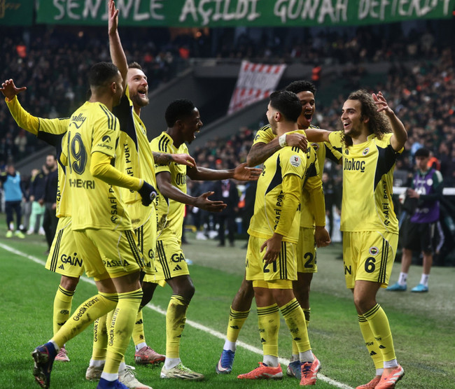 Fenerbah&ccedil;e zorlu deplasmanda hata yapmadı: Zirve takibini s&uuml;rd&uuml;rd&uuml; - Resim : 1