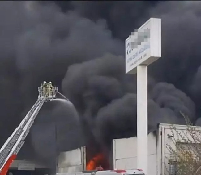 İzmir’de geri dönüşüm tesisinde yangın! Ekipler bölgede - Resim : 1