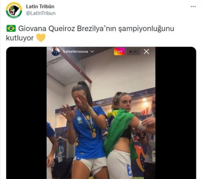 Şampiyon olan Brezilya Kadın Futbol Takımı'ndan iki oyuncu soyunma odasında kalça dansı yaptı - Resim : 1