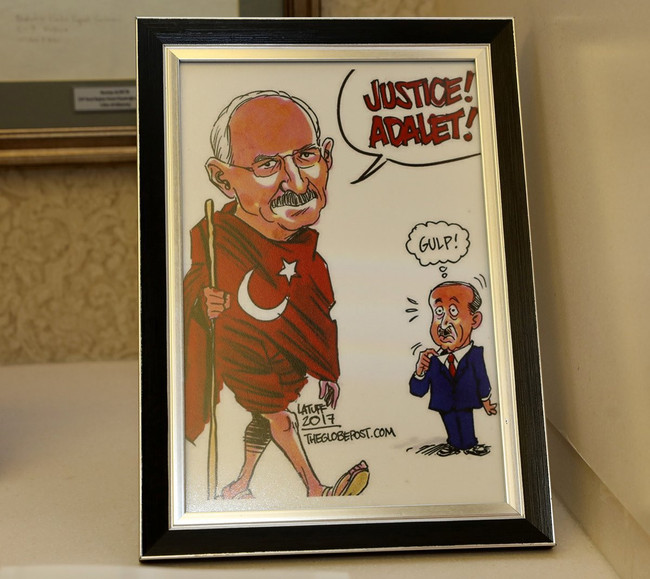 Kılıçdaroğlu, makam odasının kapılarını açtı! Heykel ve karikatür dikkat çekti... - Resim : 3