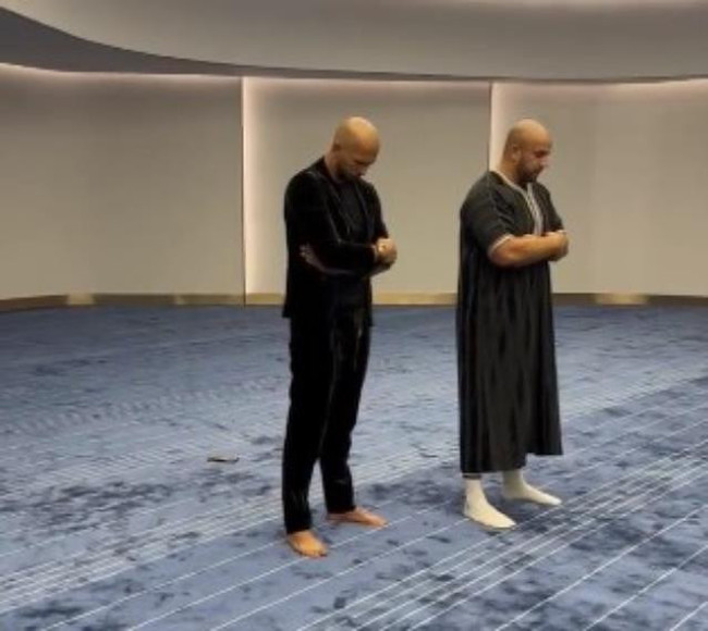 Kadın düşmanı paylaşımlarıyla bilinen kick boksçu Andrew Tate'in Müslüman olması tartışma yarattı - Resim : 1