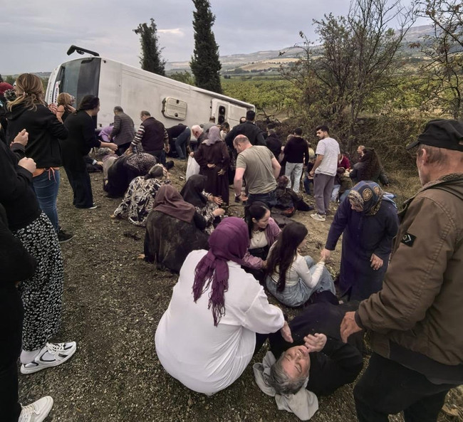 Denizli'de katliam gibi kaza: Tur otobüsü devrildi... Ölü ve çok sayıda yaralı var - Resim : 2