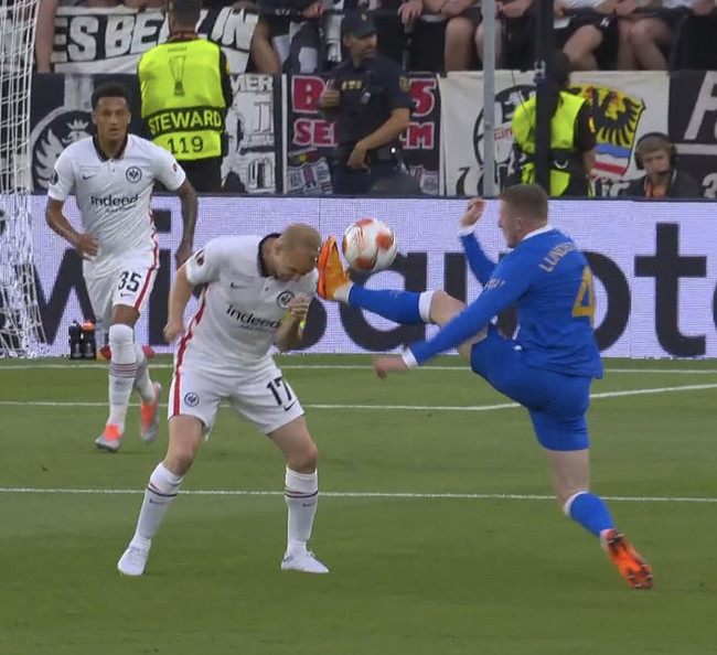 Avrupa Ligi finalinde yürekler ağza geldi! Kanlar içinde yerde kaldı... - Resim : 1