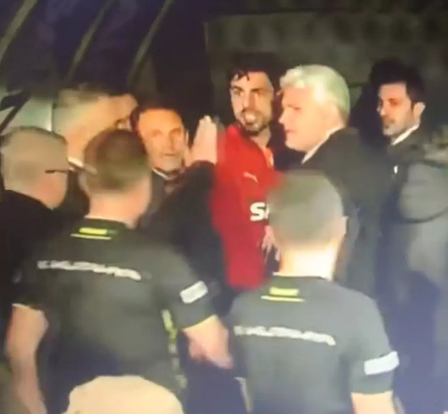 Galatasaraylı oyuncudan hakeme olay sözler: "Sıkıyorsa gir içeri" - Resim : 1