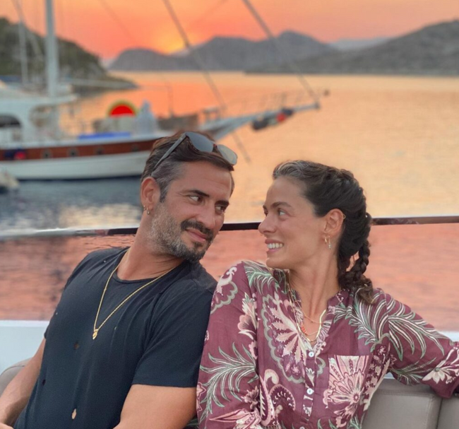 6 aylık hamile Özge Özpirinçci, Burak Yamantürk ile evlendi! - Resim : 1