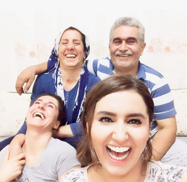 Takım elbiseli adama veda… - Resim : 2