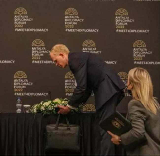 Antalya'daki zirveye damga vuran anlar! Lavrov'un masasındaki örtüyü kaldırıp bomba aradılar - Resim : 2