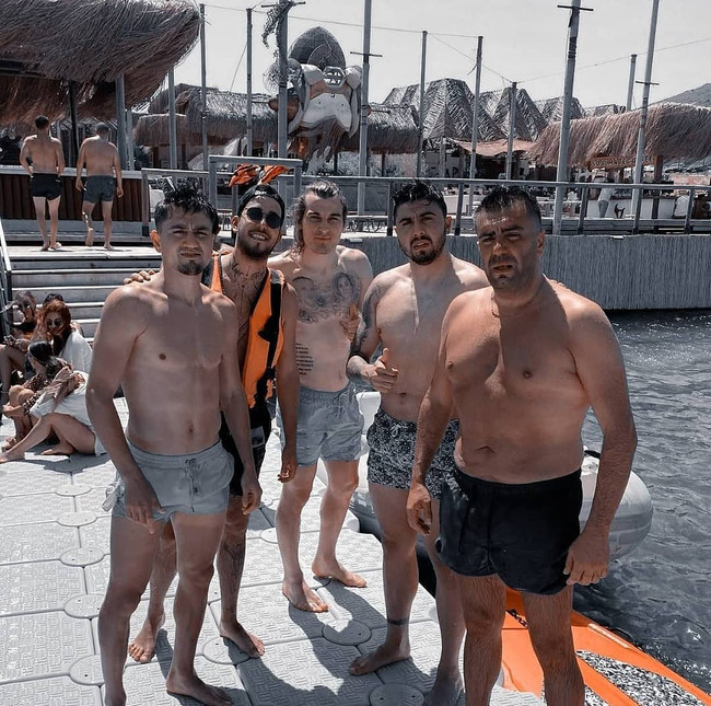 Ozan Tufan’ın tatil fotoğrafı olay oldu! Taraftar mesaj yağdırdı - Resim : 1