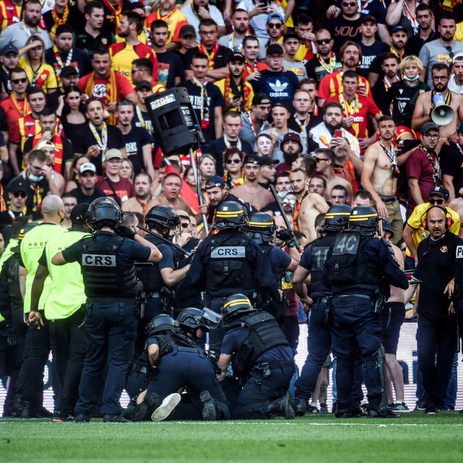 Lens-Lille derbisinde ortalık savaş alanına döndü! Taraftar sahaya girdi! - Resim : 1