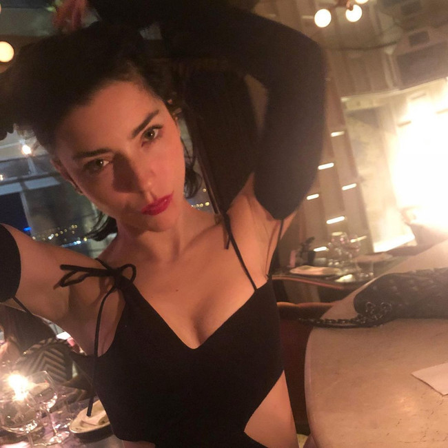 Merve Boluğur’un iddialı göğüs dekoltesine beğeni yağdı! Altına düştüğü not dikkat çekti... - Resim : 2