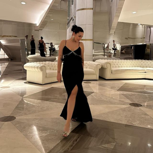 Buse Varol'un göğüs dekolteli paylaşımına kocası Alişan sessiz kalmadı - Resim : 1