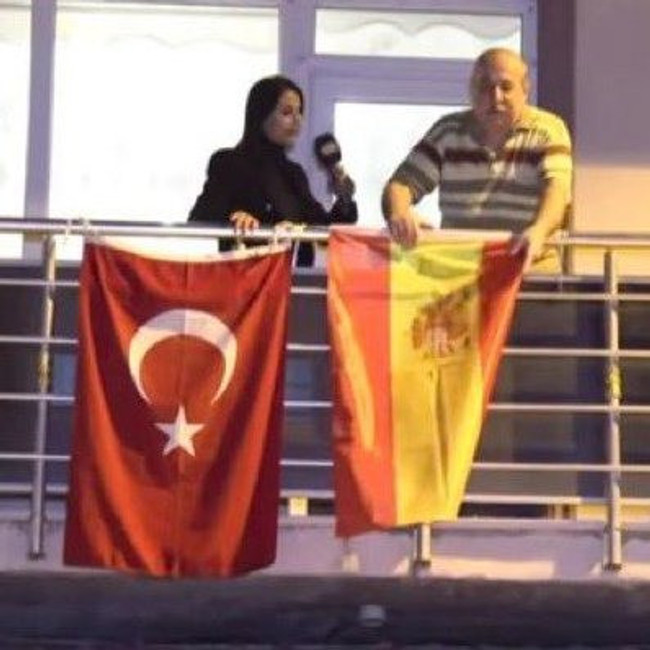 "Bayrak asan dayı" yıllar sonra ortaya çıktı! Balkona bir bayrak daha ekledi... - Resim : 2