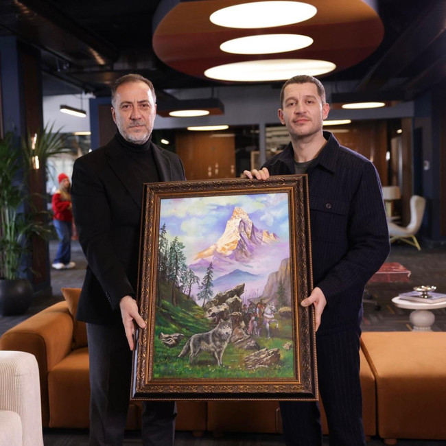 Uraz Kaygılaroğlu Bahçeli'nin Bozkurt hediyesini aldı - Resim : 2