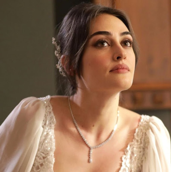 Esra Bilgiç yaptıklarıyla set ekibini bezdirdi! - Resim : 3