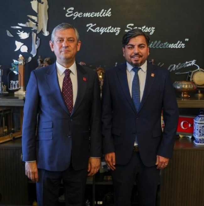 Özgür Özel rozet takmıştı: Arif Kocabıyık'ın üyelik işlemleri durduruldu - Resim : 1