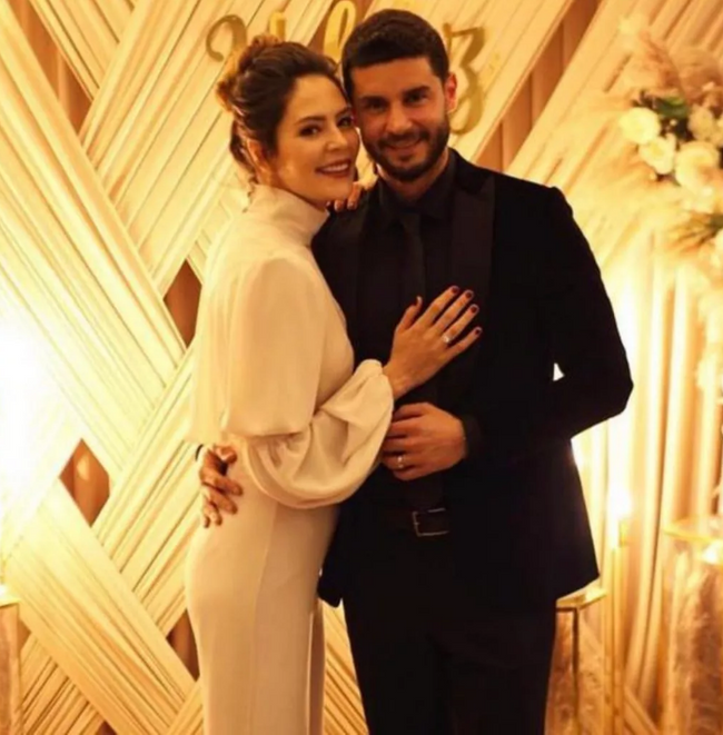 Berk Oktay ve Yıldız Çağrı Atiksoy'un mutlu günü! Tuzlu kahveyi unutmadı - Resim : 2