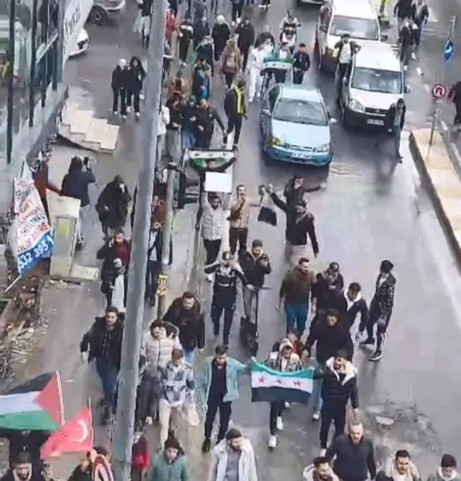 Muhalifler İstanbul'da konsolosluk binasına girdi! Suriye bayrağını değiştirdiler! - Resim : 1