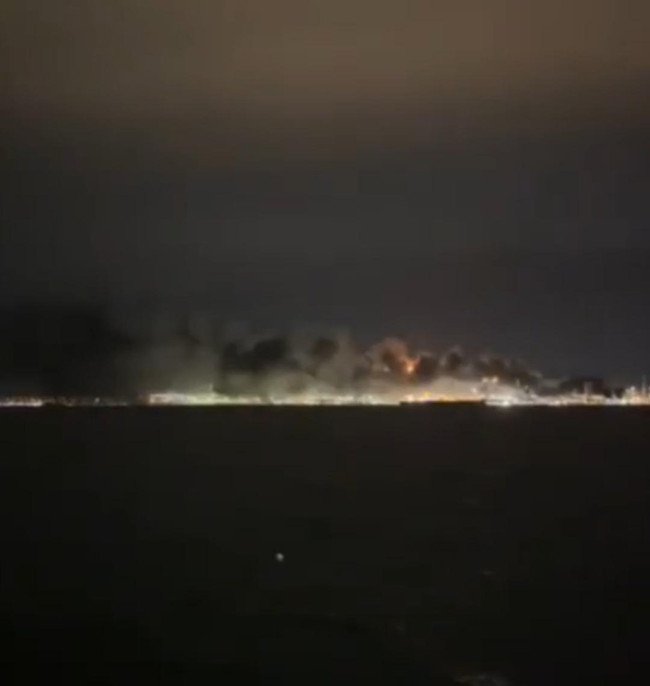 TÜPRAŞ İzmit rafinerisinde patlama! Gökyüzünü duman kapladı - Resim : 1