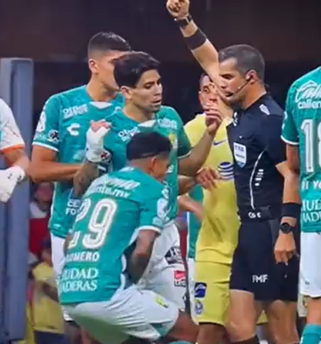 Hakem, itiraza gelen futbolcunun hiç beklemediği bir yerine vurdu - Resim : 1