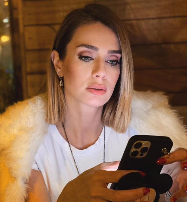 Çiğdem Batur'un başı saplantılı hayranıyla dertte! Aldığı fotoğraftan sonra soluğu savcılıkta aldı - Resim : 3