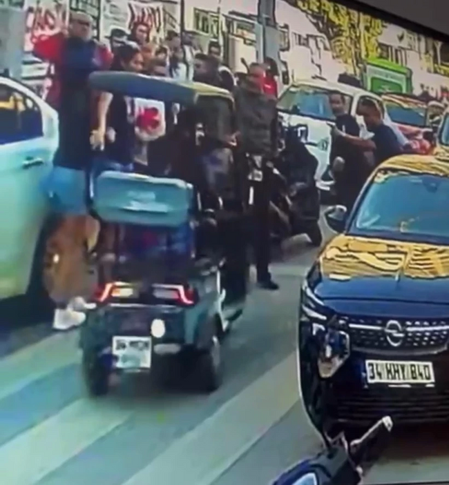 Kadıköy'de dehşet anları! Önce saldırdı sonra bıçakla tehditler savurdu - Resim : 3