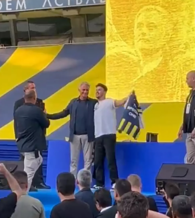 İmza töreninde korkutan anlar! Sahneye atladı, Mourinho'nun üzerine koştu - Resim : 1