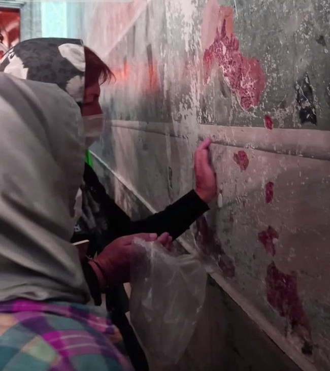 Akılalmaz görüntüler! Ayasofya'nın duvarları 'hatıra' diye parçalanıp götürülüyor iddiası! - Resim : 2