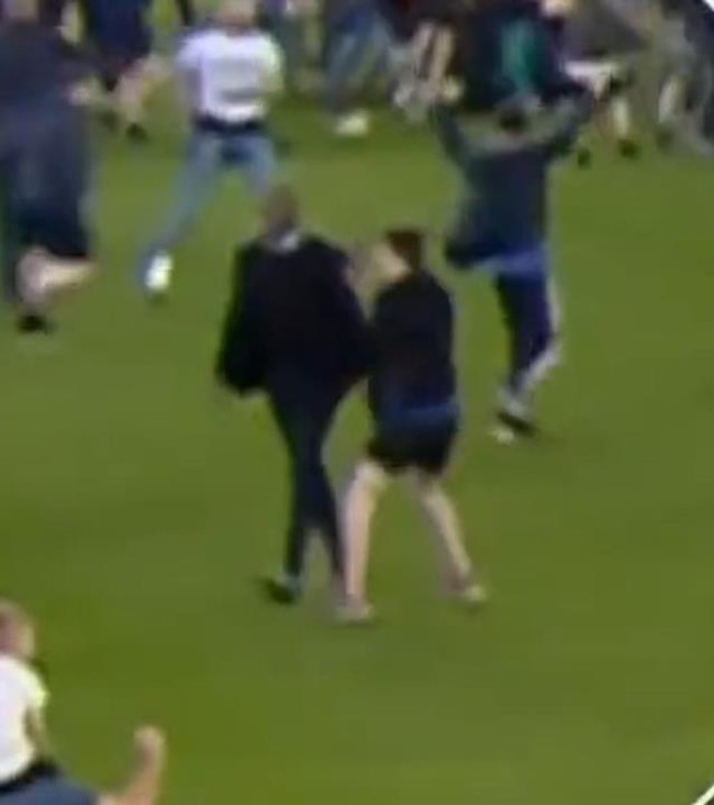 Dünya, Premier Lig'i konuşuyor! Saha savaş alanına döndü, ünlü hoca taraftarı tekmeledi - Resim : 2