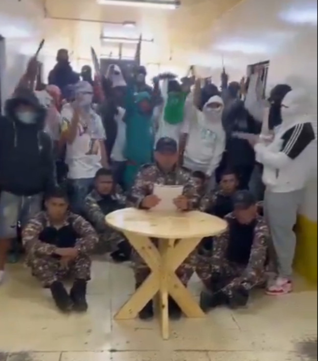 Ekvador’da Kartel üyeleri canlı yayını bastı, sunucuyu rehin aldı! Ülke karıştı, OHAL ilan edildi… - Resim : 4