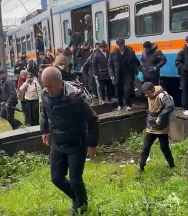 İstanbul'da metro raydan çıktı! Yolcular tahliye edildi - Resim : 2