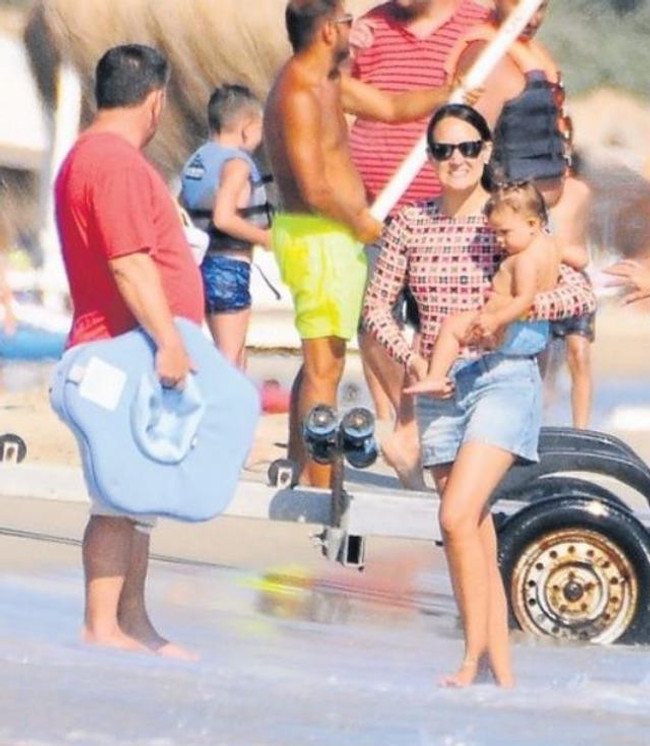 Gupse &Ouml;zay ile Barış Ardu&ccedil;&rsquo;un kızları ilk kez g&ouml;r&uuml;nt&uuml;lendi! Denizde keyifli anlar - Resim : 1