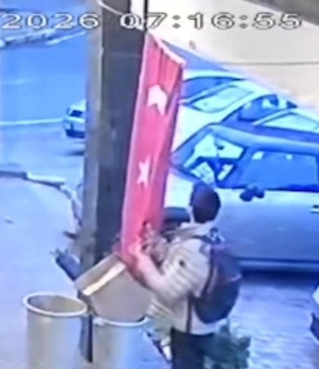 Sosyal medyada infial yaratan görüntüler! Türk bayrağını yerinden söküp... - Resim : 1