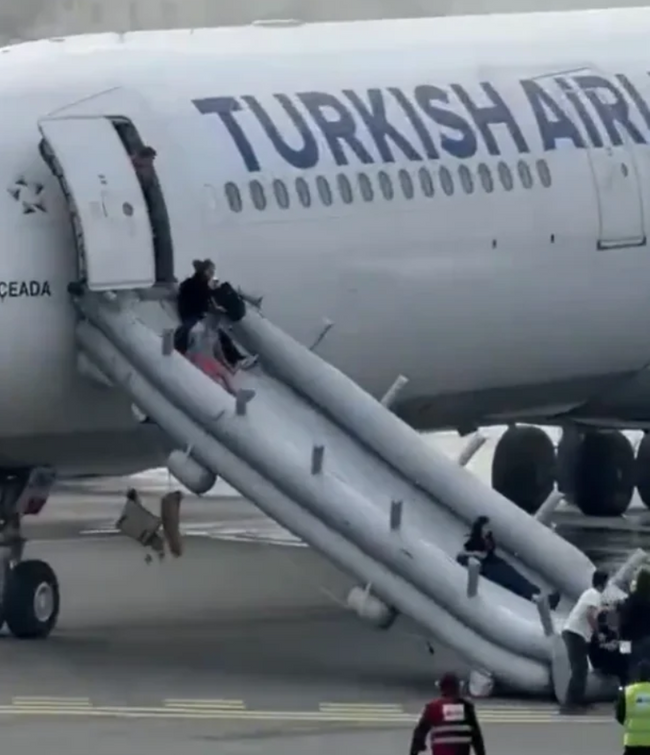 Yolcular korku içinde böyle tahliye edildi! THY uçağında büyük panik… - Resim : 2
