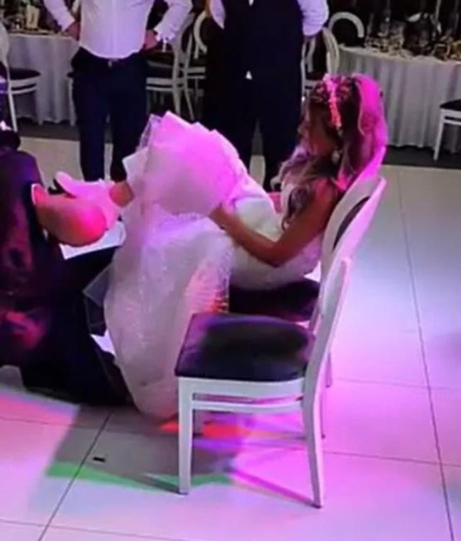 Böyle gelenek görülmedi! Gelin ve damattan düğünde olay hareket! - Resim : 1