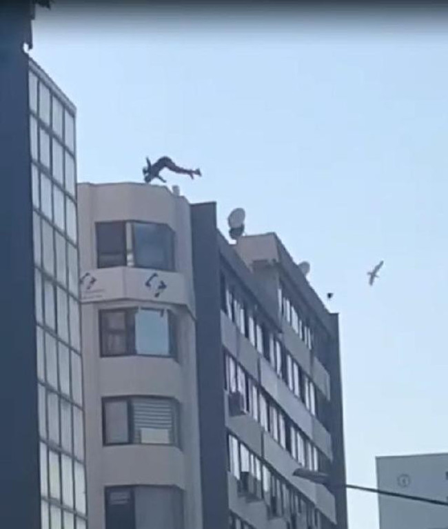 20 yaşındaki kadın 16. kattan kendini boşluğa bıraktı! Mucize eseri yaralı kurtuldu - Resim : 3