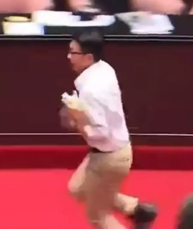 Tayvan Meclisi'nde ortalık fena karıştı! Milletvekili oyları alıp kaçtı - Resim : 1